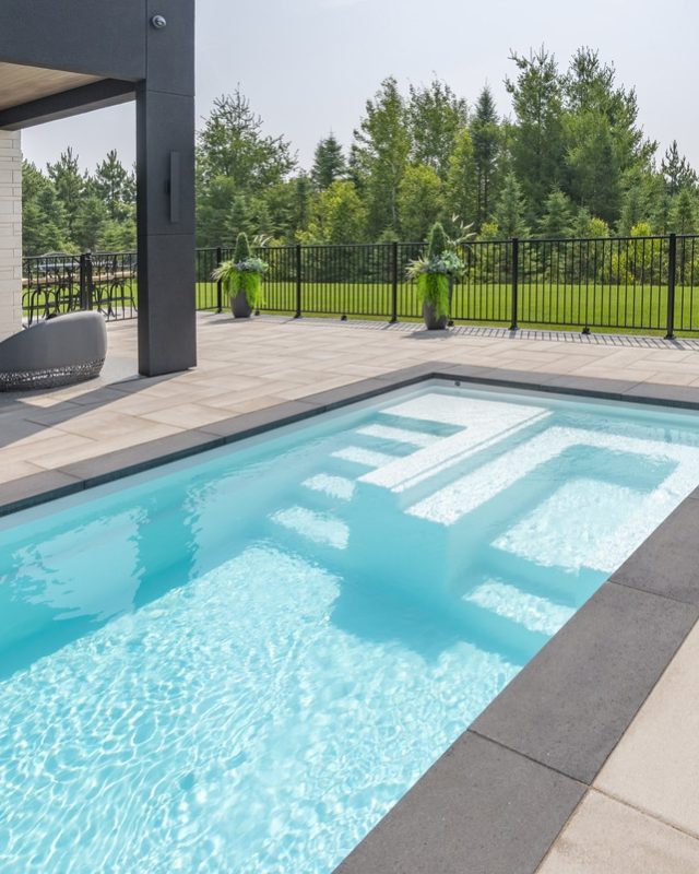 Piscine et pavé uni.